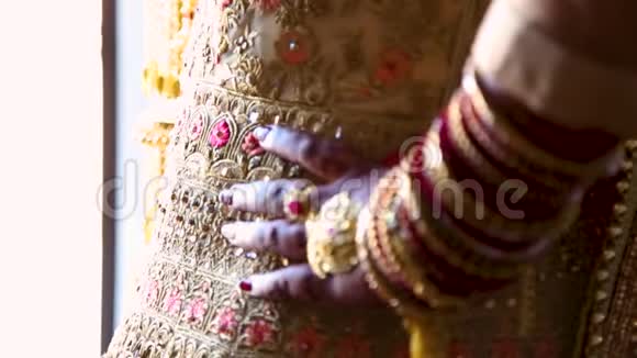 印度新娘的特写用传统的礼仪用的犹太餐具和指甲花装饰108024FPS视频的预览图