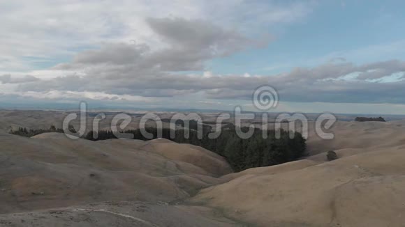 秋天的干燥景观在地平线上有松树和山岭和大云视频的预览图