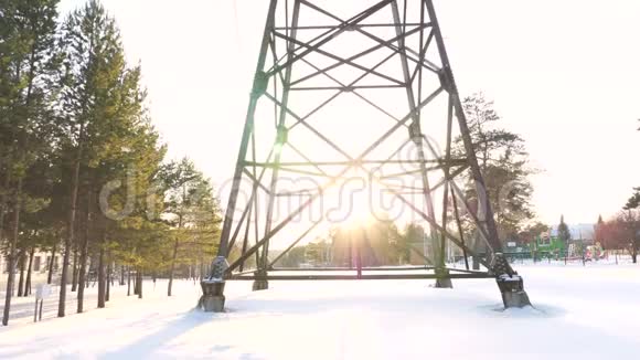 晴天冬季电力线路高压塔视频的预览图