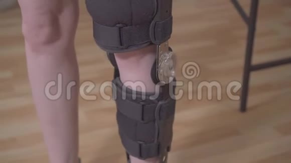 伤后有矫形膝盖支撑的女性腿视频的预览图