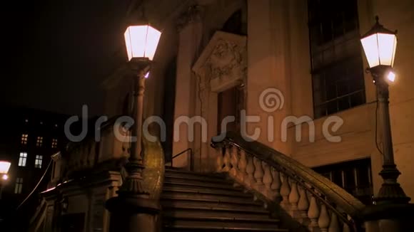 在历史悠久的房子剧院周围美丽的楼梯视频的预览图