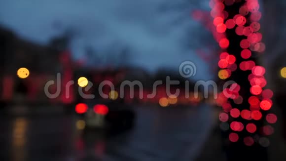 热闹的圣诞街五颜六色的灯泡变换着颜色视频的预览图
