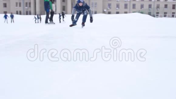 那家伙溜冰摔倒了曲棍球运动员在冰上摔倒视频的预览图