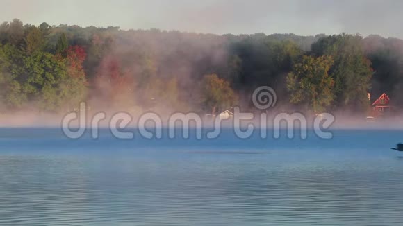 科莫兰飞过湖面宁静的早晨起雾视频的预览图