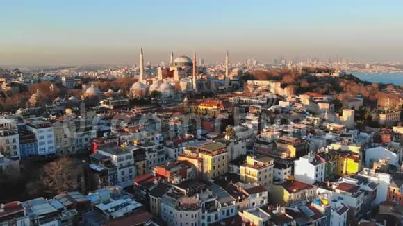 伊斯坦布尔俯瞰圣索菲亚的傍晚空中全景视频的预览图
