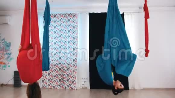 空中瑜伽两个女人在吊床上挖倒挂视频的预览图