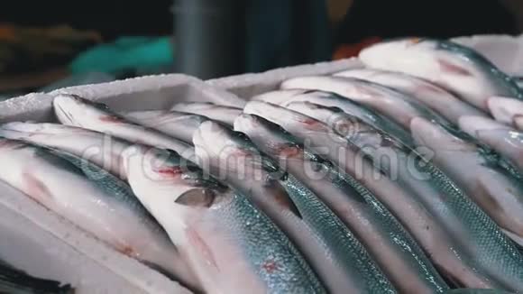鲜海冰鱼在海鲜街市场的展厅出售视频的预览图