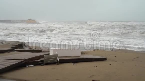 在多云天气的巨浪中暴风雨中的码头被毁视频的预览图
