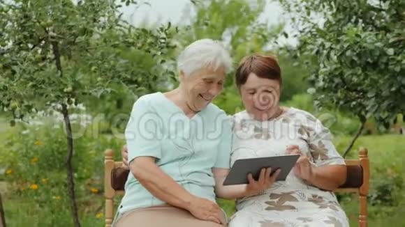 老年妇女在户外使用数码平板电脑视频的预览图