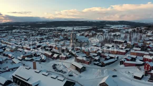 挪威罗罗斯这座城市的著名地标教堂的景色4架无人驾驶飞机视频的预览图