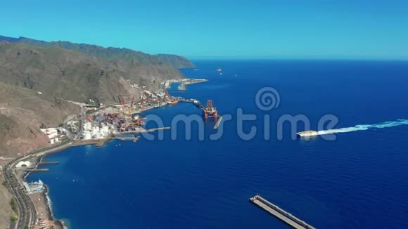 空中观景从大西洋沿岸圣克鲁斯德特内利夫市的高处眺望加那利群岛视频的预览图