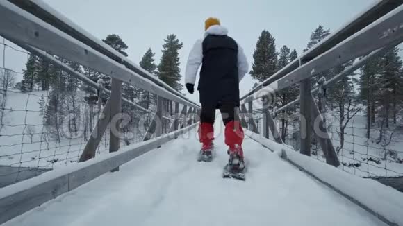 冬季青年徒步行走挂桥国家公园视频的预览图