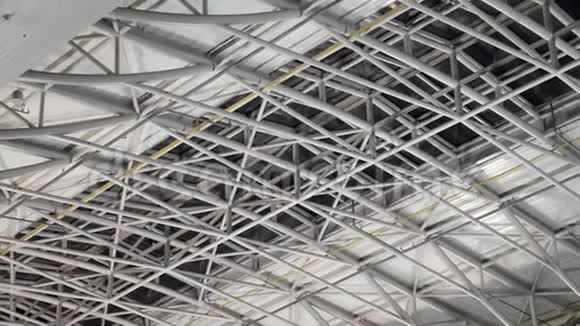 仓库大型白色钢顶结构视频的预览图