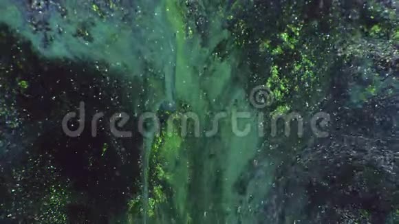 流动艺术闪耀着茶绿色液体油漆的流动视频的预览图
