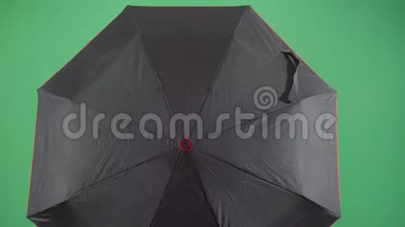 带伞的成年男子探险者视频的预览图