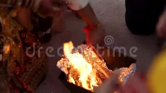 传统的印度婚礼火灾仪式在印度婚礼高清24FPS视频的预览图