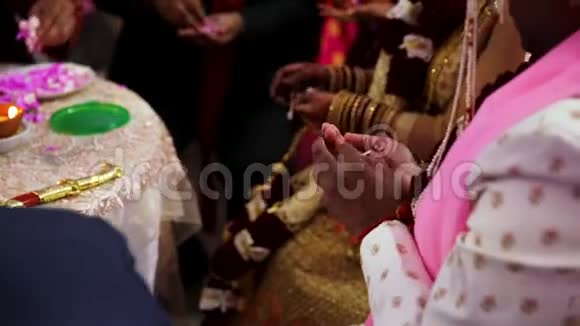 印度婚礼上传统的泼水仪式高清24FPS视频的预览图
