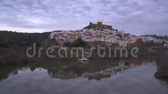 葡萄牙阿连特乔的穆托拉市日落时与瓜迪亚纳河的景色视频的预览图