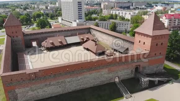鸟瞰利达城堡利达市白俄罗斯视频的预览图
