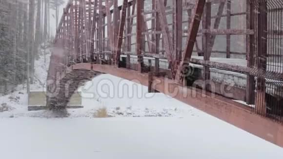 雪桥冬季景观极端天气运输视频的预览图