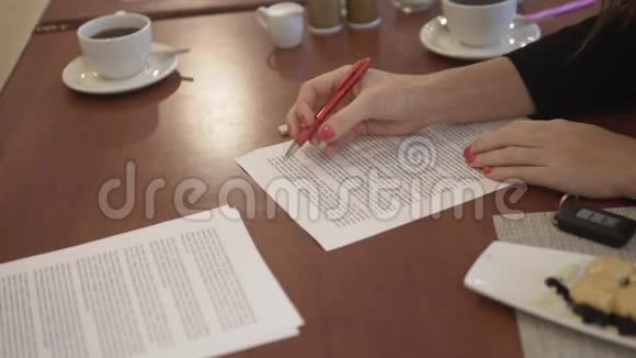 一个女人在咖啡店午餐时检查商业文件视频的预览图