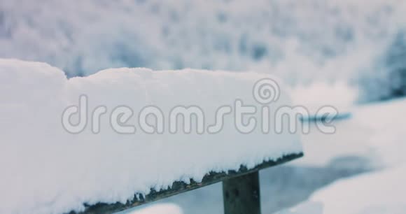 冬天用覆盖着新鲜雪的木栅栏4k决议视频的预览图