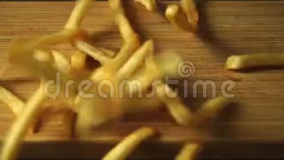 炸薯条或手指薯条掉落在木制背景上街头美食节视频的预览图