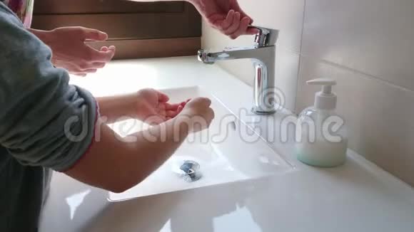 儿童用肥皂洗手预防冠状病毒感染视频的预览图
