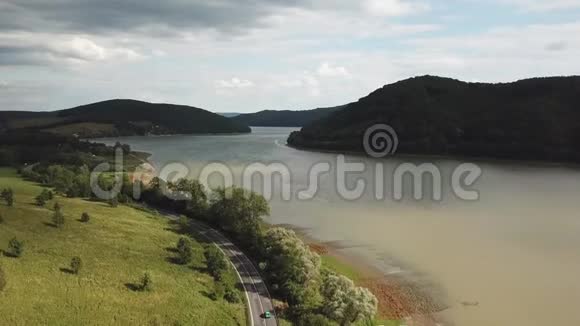 夏季景观带湖带山湖边的路视频的预览图