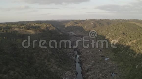 葡萄牙阿伦特乔的洛博瀑布无人驾驶飞机鸟瞰图视频的预览图