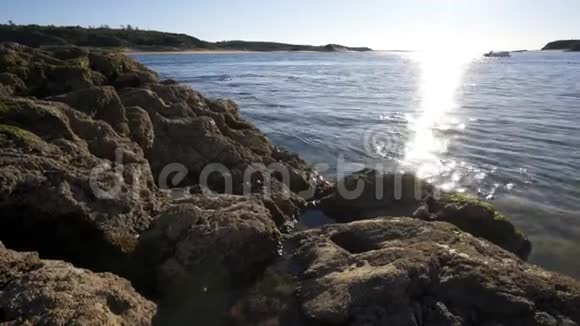 VilaNovadeMilfontes岩石海滩与米拉河葡萄牙视频的预览图