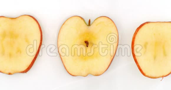 3个苹果躺在白色的背景上慢动作落水溅起视频的预览图