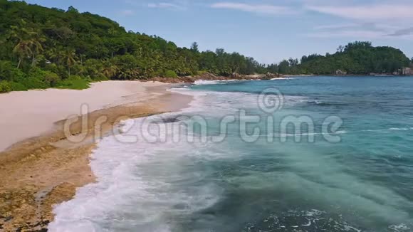 空中海滩展示了安塞福班斯热带海岸的镜头塞舌尔马河岛视频的预览图