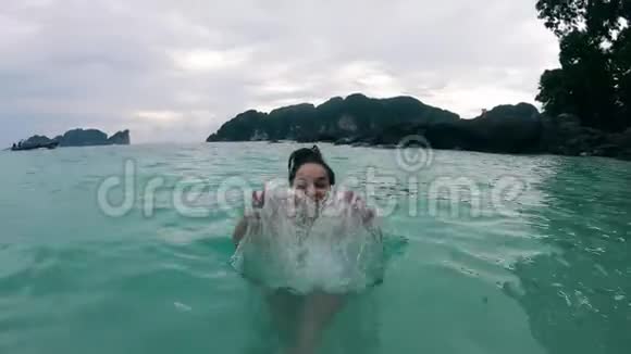 年轻女子正在海水中嬉戏视频的预览图