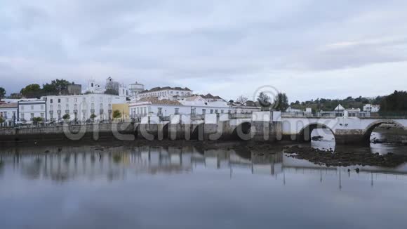 葡萄牙阿尔加维与吉劳河的塔维拉城市景观视频的预览图