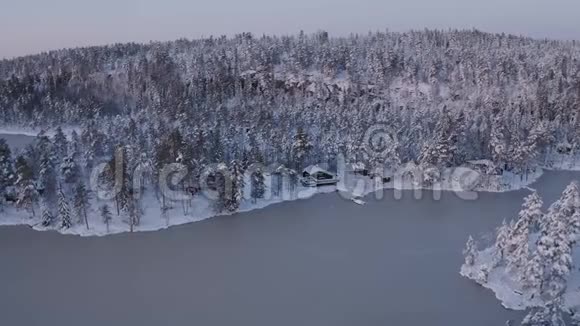 冬日冰河中的雪白景色挪威视频的预览图