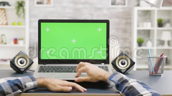 男人手在笔记本电脑上滚动绿色屏幕隔离模拟显示视频的预览图