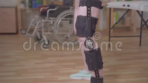 女青年膝关节弯曲矫形器视频的预览图