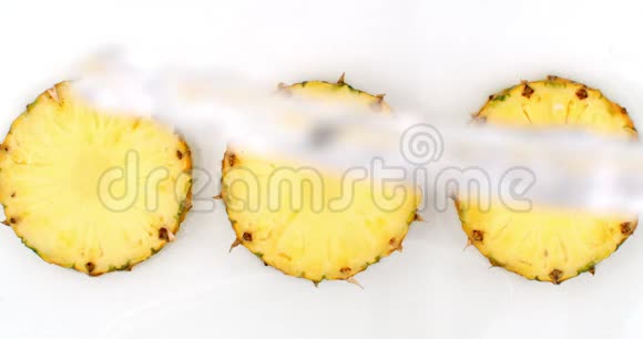 3个菠萝在白色的背景上呈缓慢运动水滴飞溅视频的预览图