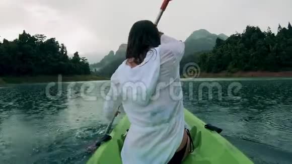 一位女士正在划独木舟走向水屋视频的预览图