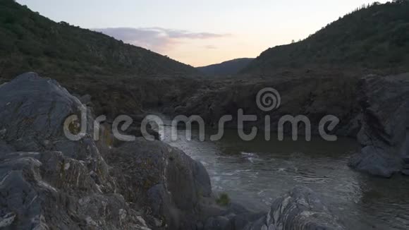 葡萄牙阿连特乔的普洛与瓜迪亚纳河的洛波瀑布日落视频的预览图