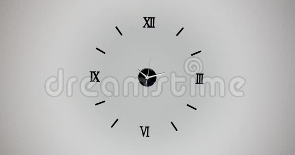 白色背景上的时钟和时钟手的移动时间流逝时钟与三箭手快速移动视频的预览图