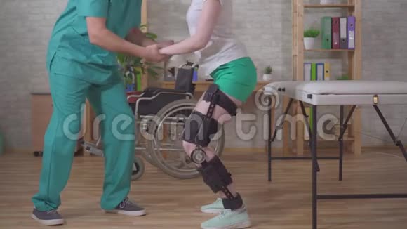 男性理疗师帮助从腿部受伤中恢复过来视频的预览图