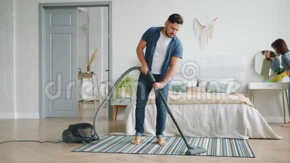 丈夫吸尘地毯妻子用湿布擦家具做家务视频的预览图