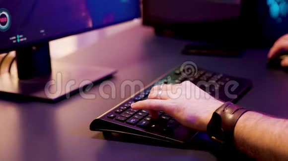 关闭游戏玩家保持他的手在键盘上视频的预览图