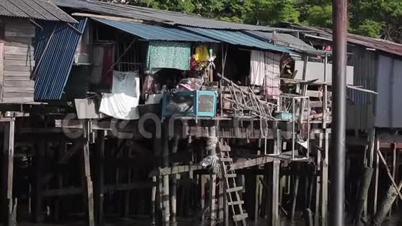 一艘旅游船游过曼谷一个贫穷地区的贫民窟视频的预览图