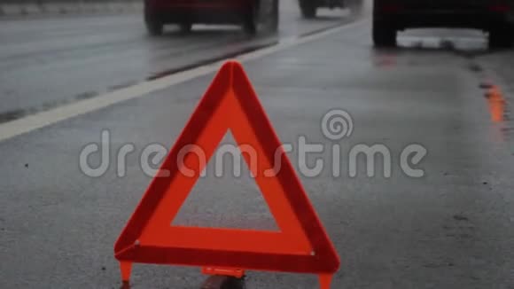 公路上汽车故障警告三角视频的预览图