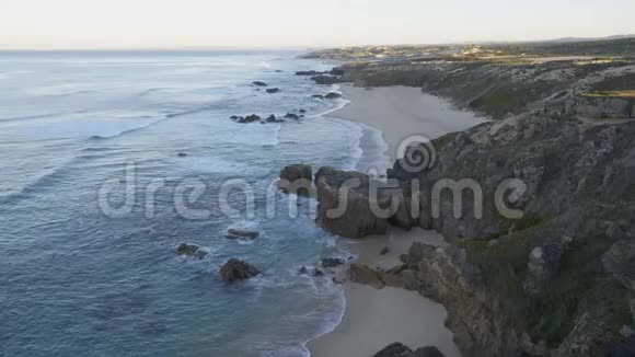 葡萄牙海波日出时的普拉亚道马尔豪海滩景色视频的预览图
