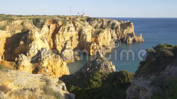 葡萄牙拉各斯有灯塔的PontadaPiedade海悬崖视频的预览图