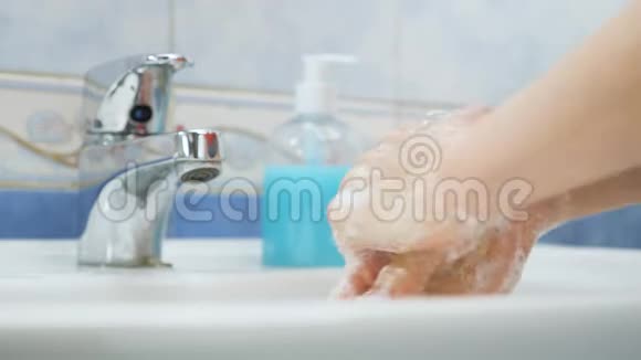 洗手作为预防冠状病毒covid19疾病的保护措施Merscovsarscov2大流行洗你的衣服视频的预览图